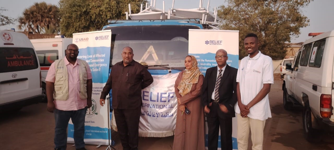 المدير العام لوزارة الصحة بالولاية يدشن المعينات الصحية المقدمة من منظمة الإغاثة الدولية.