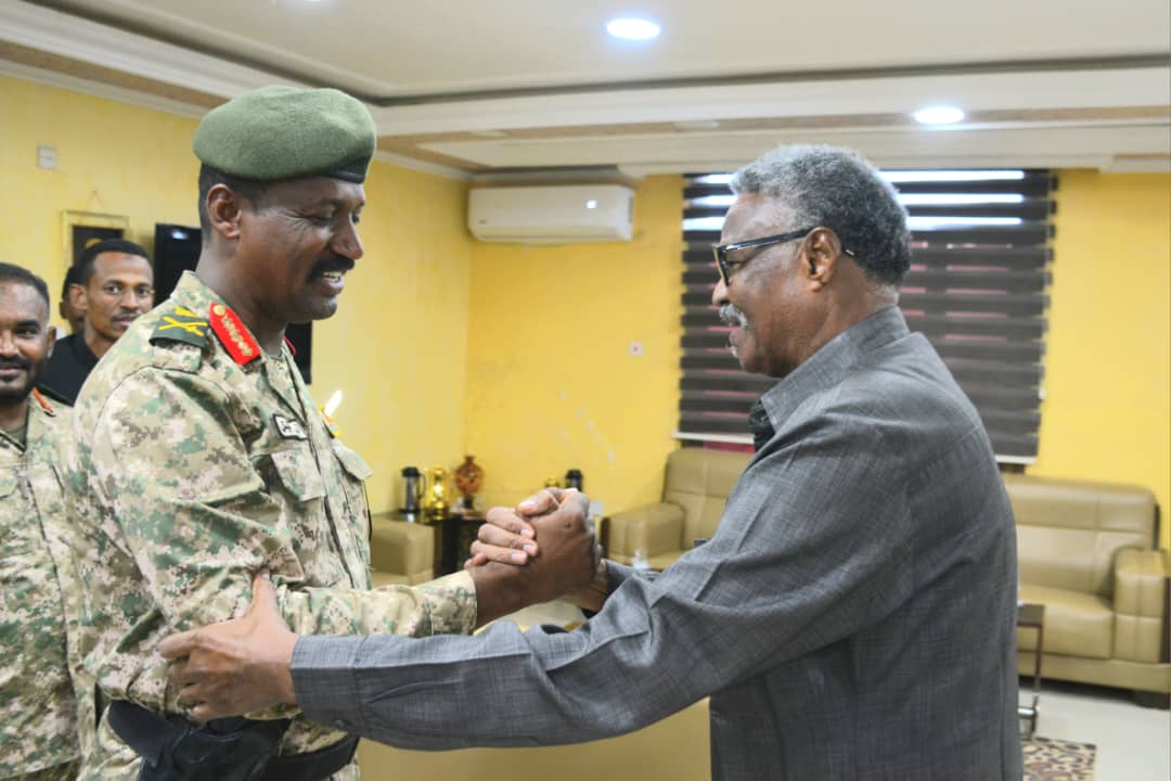  والي القضارف المكلف الفريق الركن محمد احمد حسن يستقبل بمكتبه قائد قوات درع السودان اللواء ابوعاقلة كيكل