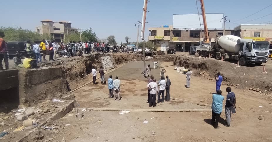 المدير العام لوزارة البني التحتية والتنمية العمرانية يقف علي سير العمل بشارع الستين بالقضارف