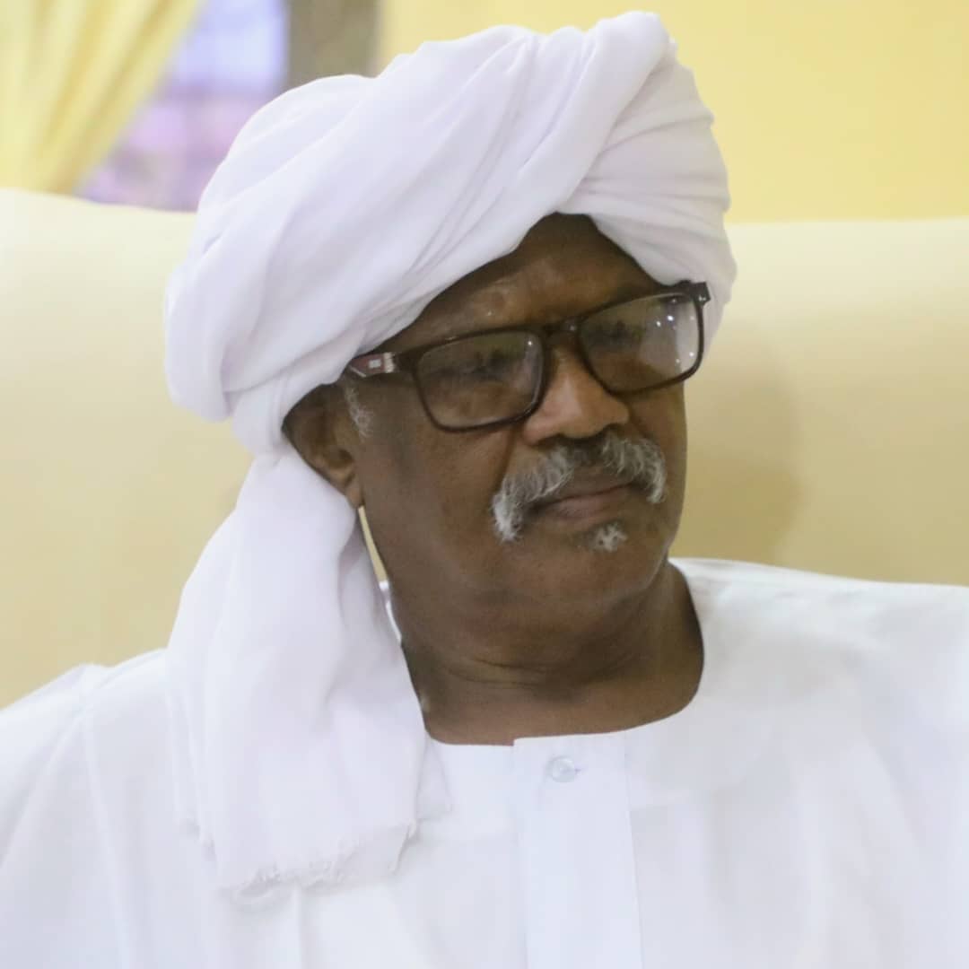 والي القضارف المكلف الفريق الركن محمد احمد حسن يعلن عن منح العاملين بالوحدات الحكومية سلة مجانية لمقابلة شهر رمضان المبارك.
